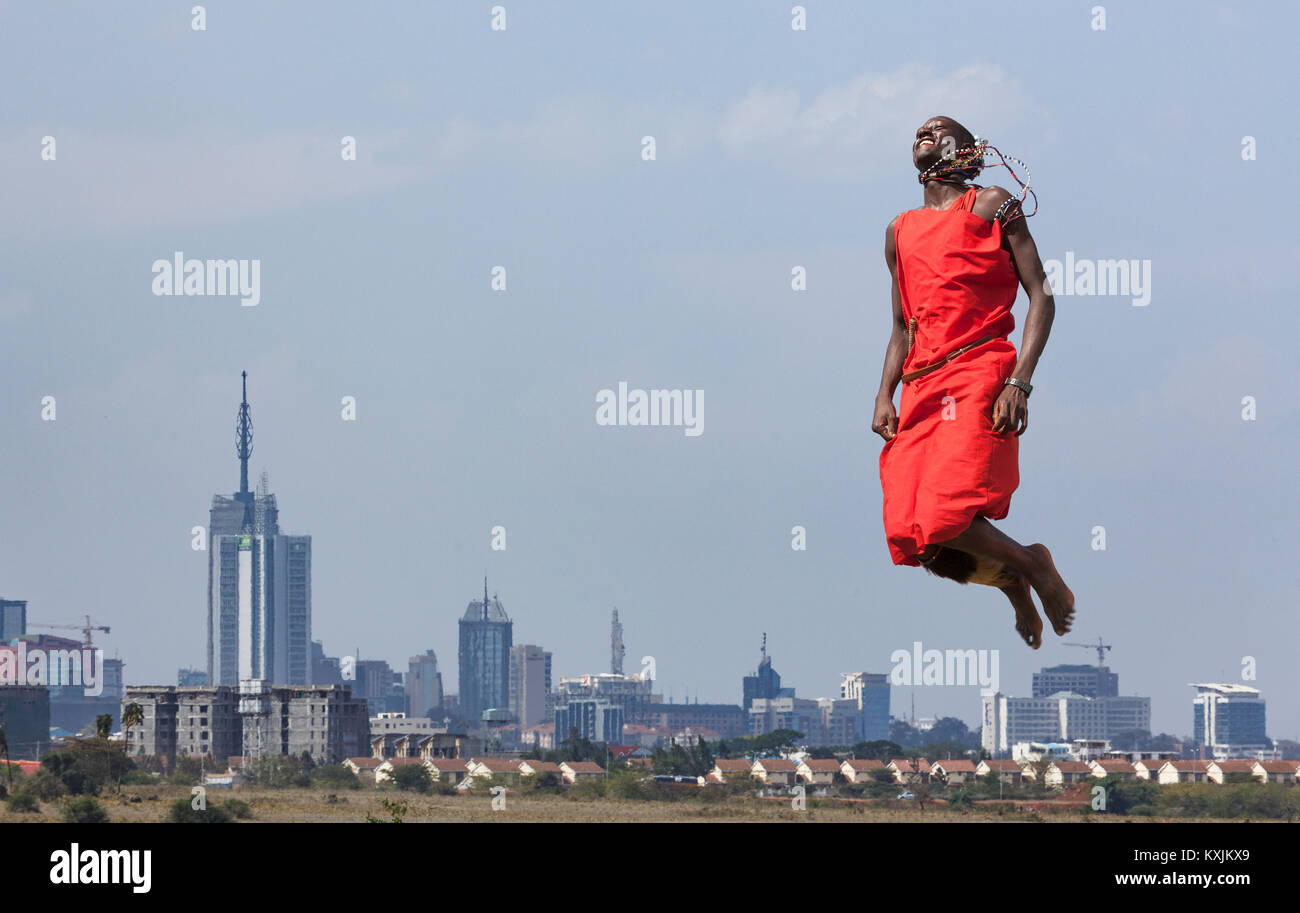 Guerrier Masai qui saute dans les airs au cours de la danse traditionnelle, Nairobi, Kenya, Afrique Banque D'Images