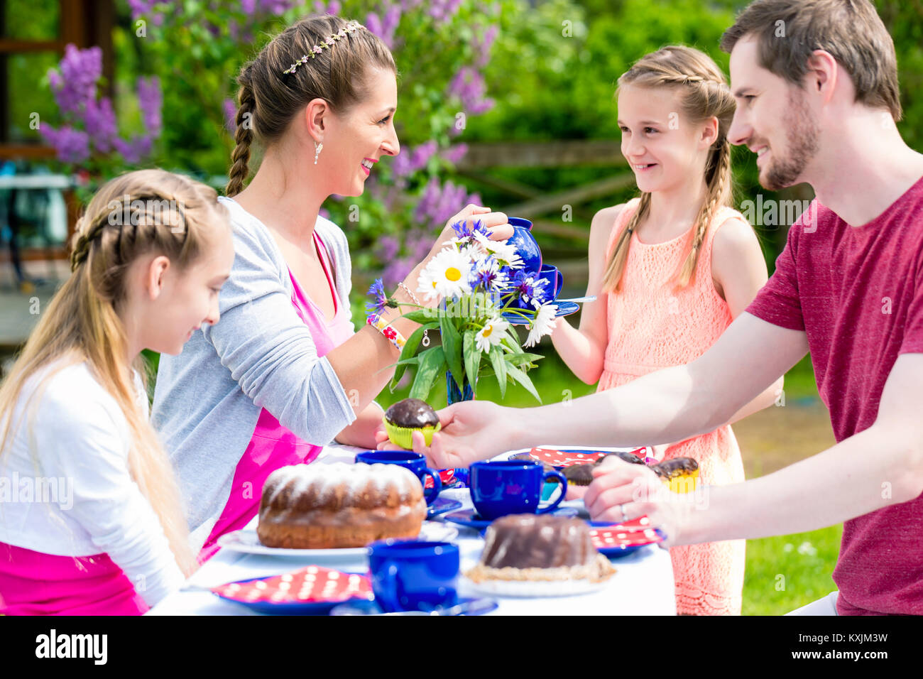 Le Cafe De La Famille En Temps De Manger Un Gateau Jardin Photo Stock Alamy