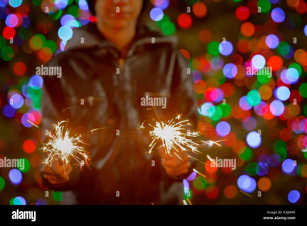 Teenage boy holding sparklers Banque D'Images
