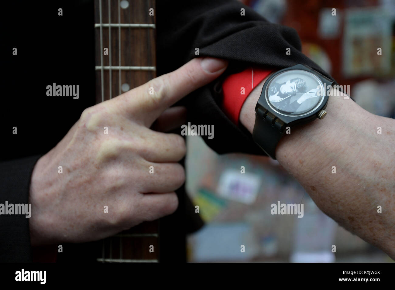 Detail D Un David Bowie Montre A Theme Porte Par Clive Super Fan Du Chanteur Daly A La Fresque A Brixton Londres A L Occasion Du Deuxieme Anniversaire De Sa Mort Photo Stock Detail D Un David Bowie Montre A Theme Porte Par Clive Super Fan Du Chanteur Daly A La Fresque A Brixton Londres A L Occasion Du Deuxieme Anniversaire De Sa Mort Photo Stock