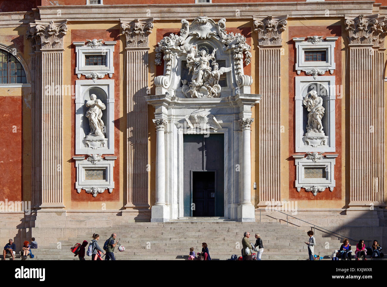 Façade de l'église de Santa Maria Assunta, sur une colline surplombant la ville de Gênes, en Italie. Banque D'Images