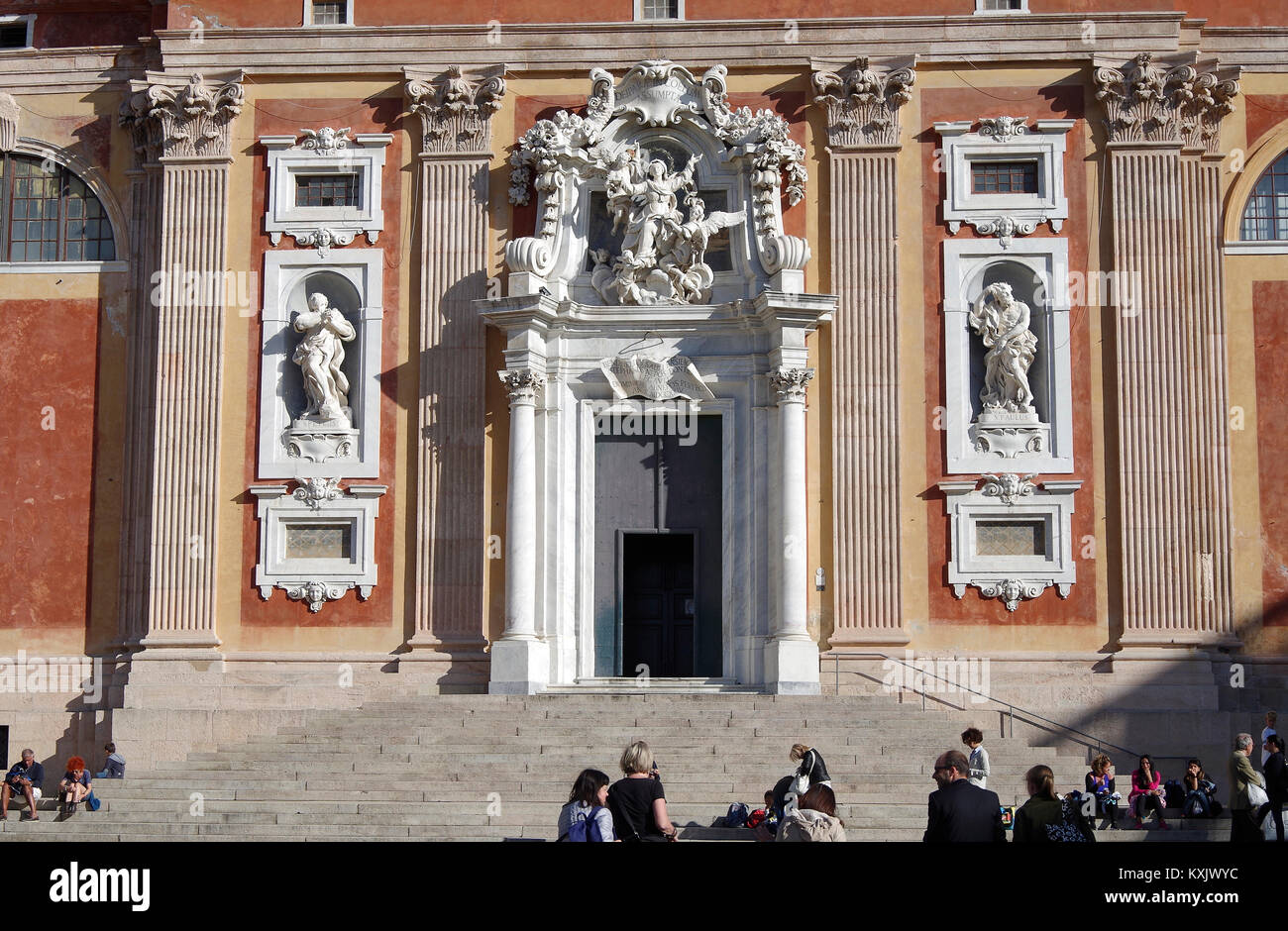 Façade de l'église de Santa Maria Assunta, sur une colline surplombant la ville de Gênes, en Italie. Banque D'Images