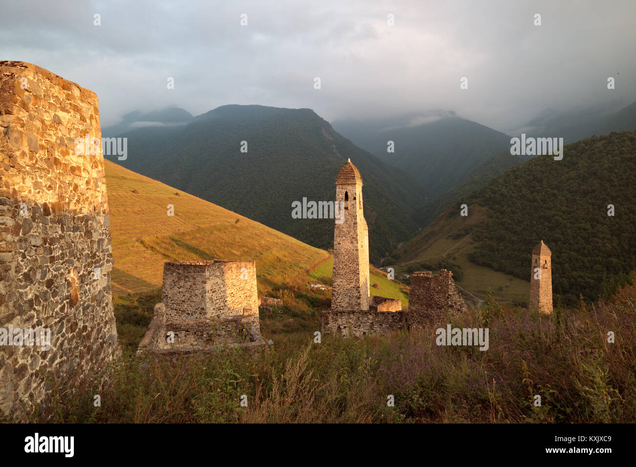 Au coucher du soleil d'or/tchétchène ingouches, Erzi montagnes du Caucase du Nord, de l'architecture médiévale Banque D'Images