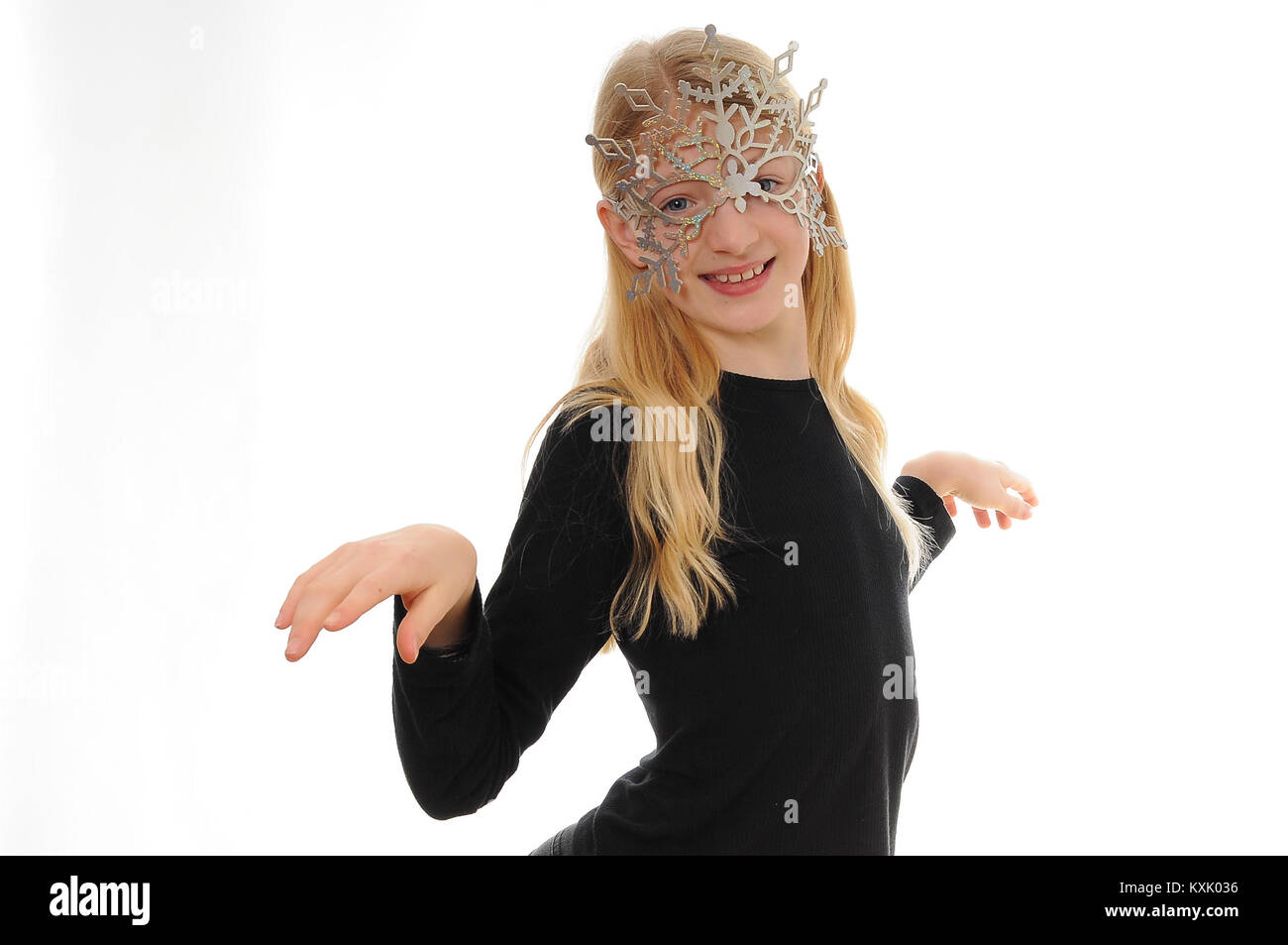 Jolie blonde woman dancing, portant un masque de flocon de Noël isolated on white Banque D'Images