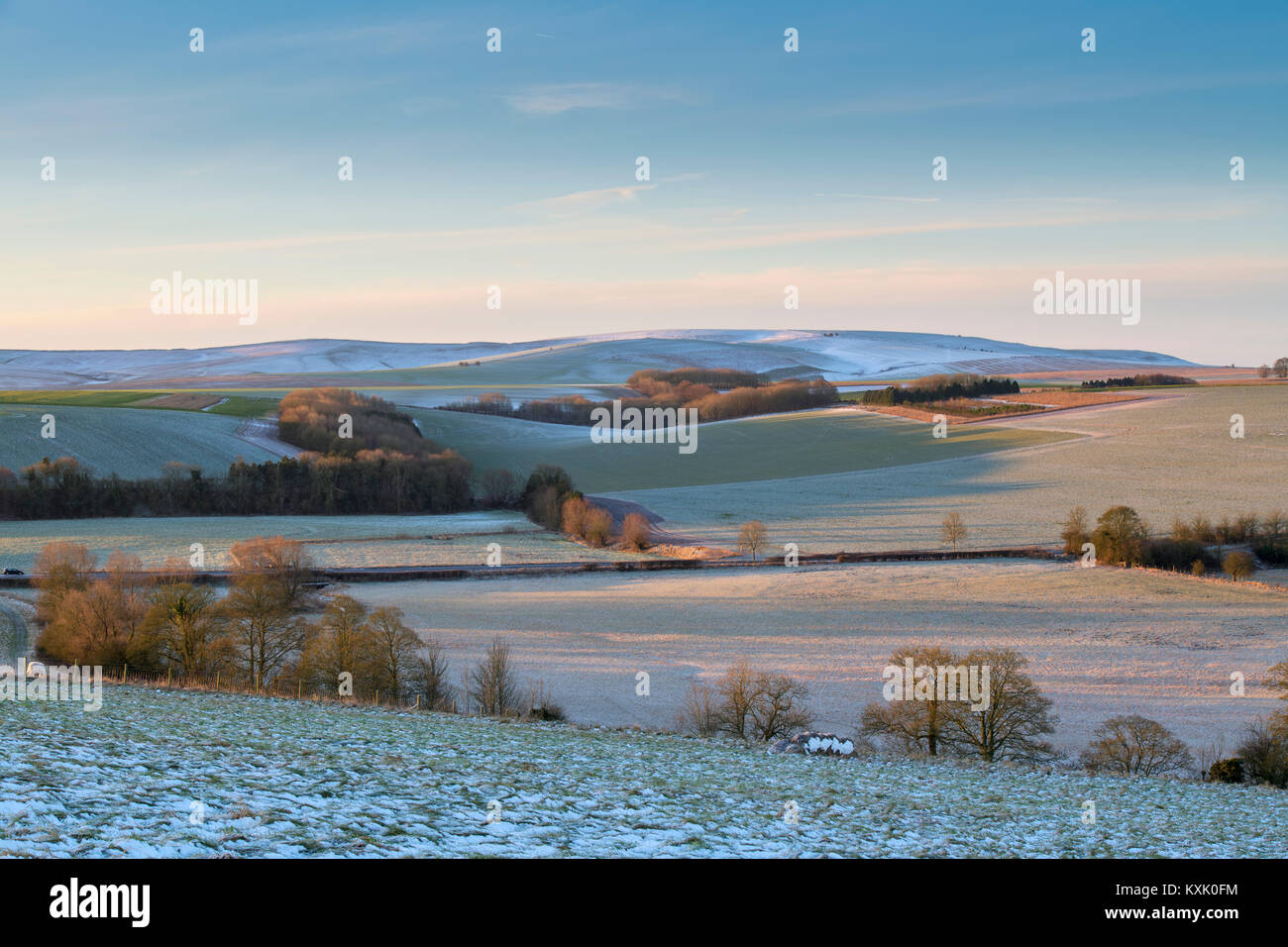 Campagne du Wiltshire à plus de West Kennet dans la neige de décembre, Wiltshire, Angleterre Banque D'Images