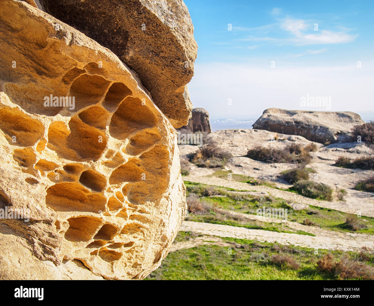Chalk perforé-stone rock dans le parc national de Gobustan, Azerbaïdjan Banque D'Images