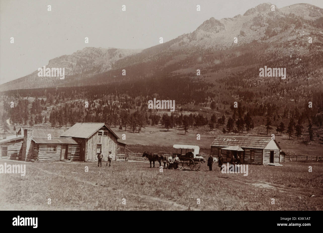 Wagon de boue/ Stagecoach à Log Cabins, ca. Années 1880 Banque D'Images