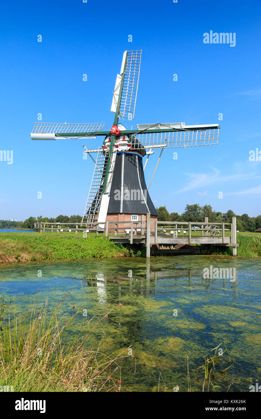 Moulin à vent historique près du lac. Moulin De Helper près de Haren à Groningue, aux Pays-Bas. Banque D'Images