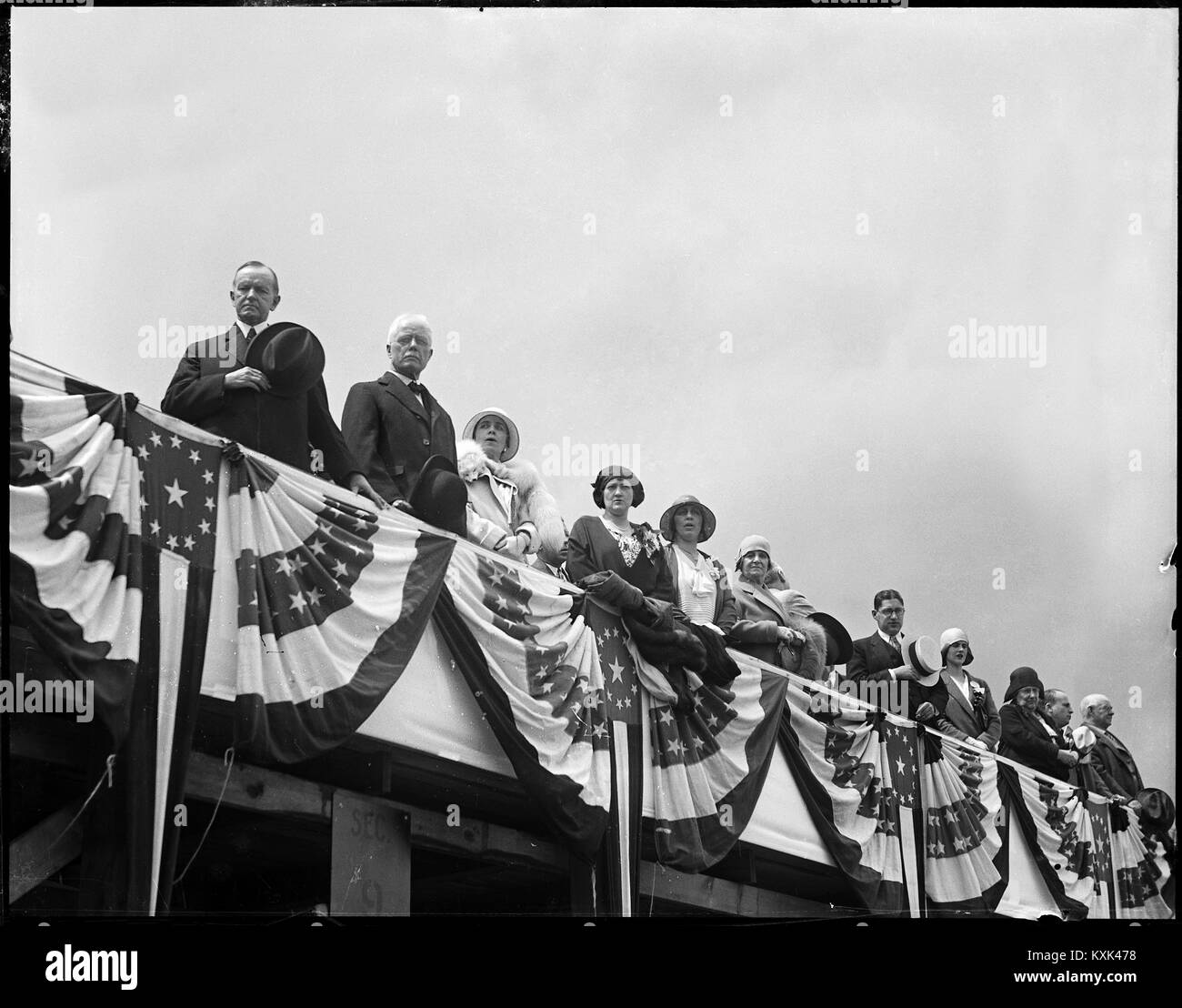 Calvin Coolidge debout à côté de le sénateur William Butler. Springfield MA vers 1925. Libre à partir de 4x5 pouce négatif sur verre. Banque D'Images