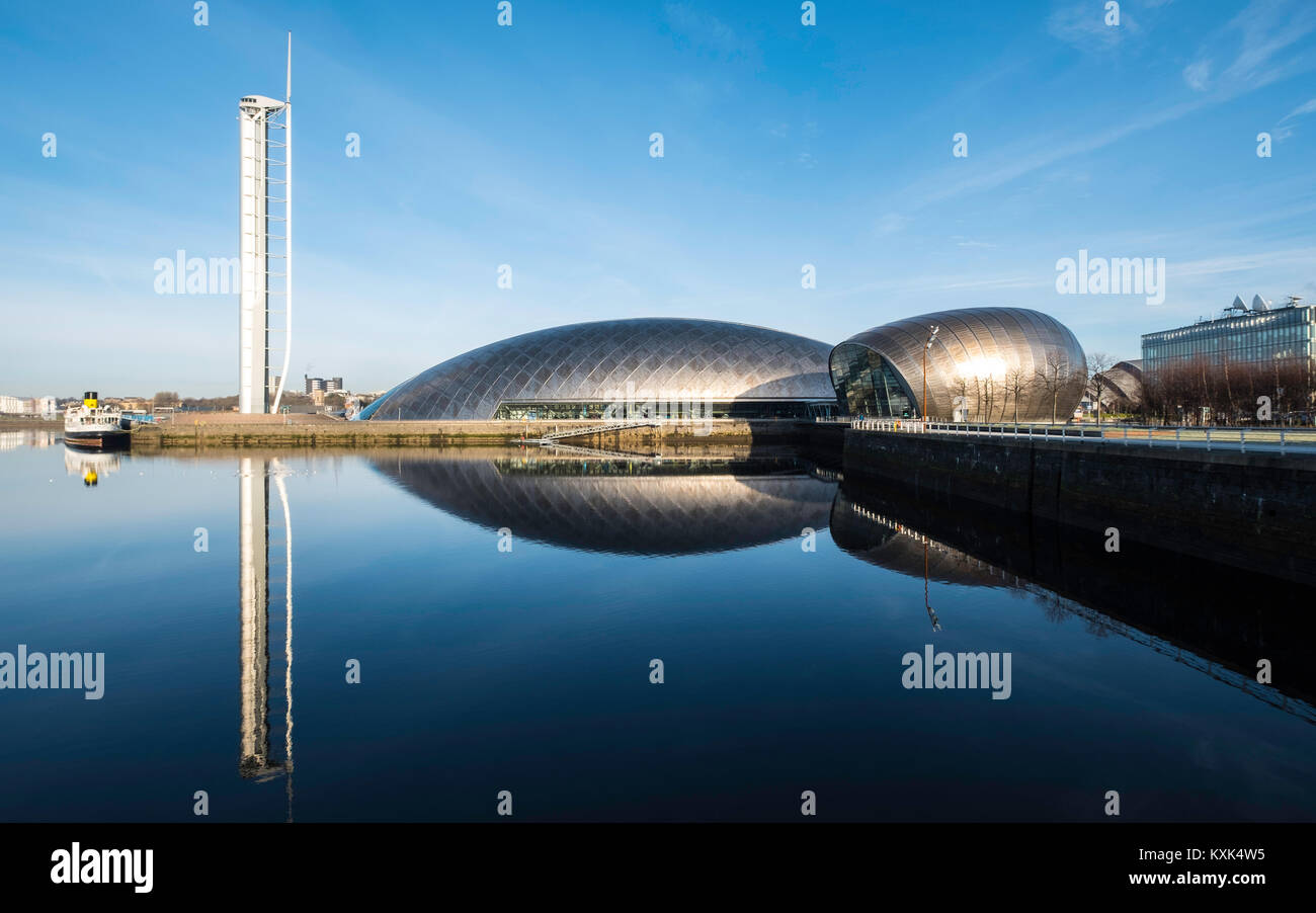 Vue de la tour de Glasgow, Glasgow Science Centre North Quay et le cinéma IMAX à côté de Clyde sur hiver ciel bleu, Ecosse, Royaume-Uni Banque D'Images