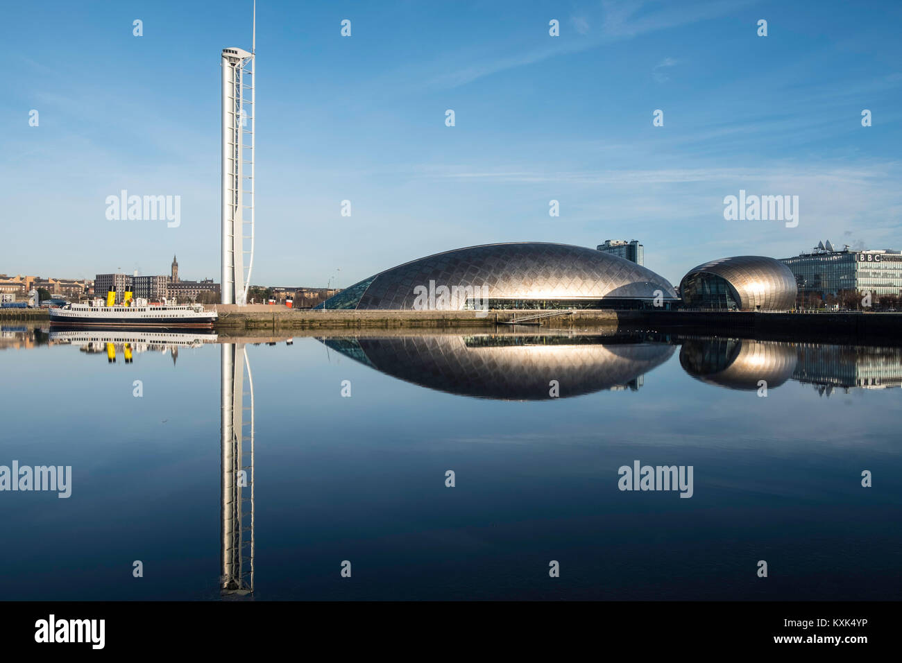 Vue de la tour de Glasgow, Glasgow Science Centre North Quay et le cinéma IMAX à côté de Clyde sur hiver ciel bleu, Ecosse, Royaume-Uni Banque D'Images