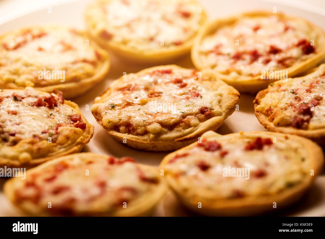 Des mini-collations pizza sur une plaque Banque D'Images