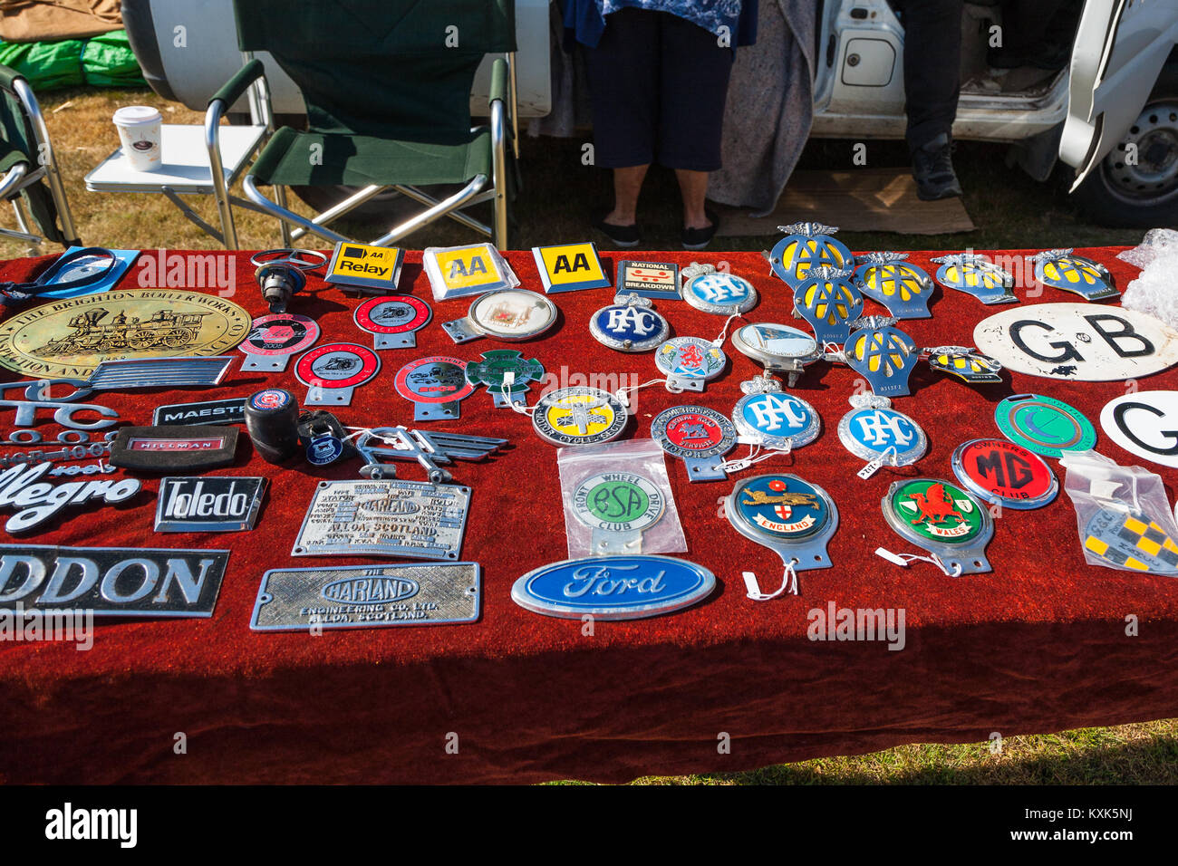 Une voiture classique memorabilia trading stand au 2016 Classic Vehicle Show, Storrington, West Sussex Banque D'Images