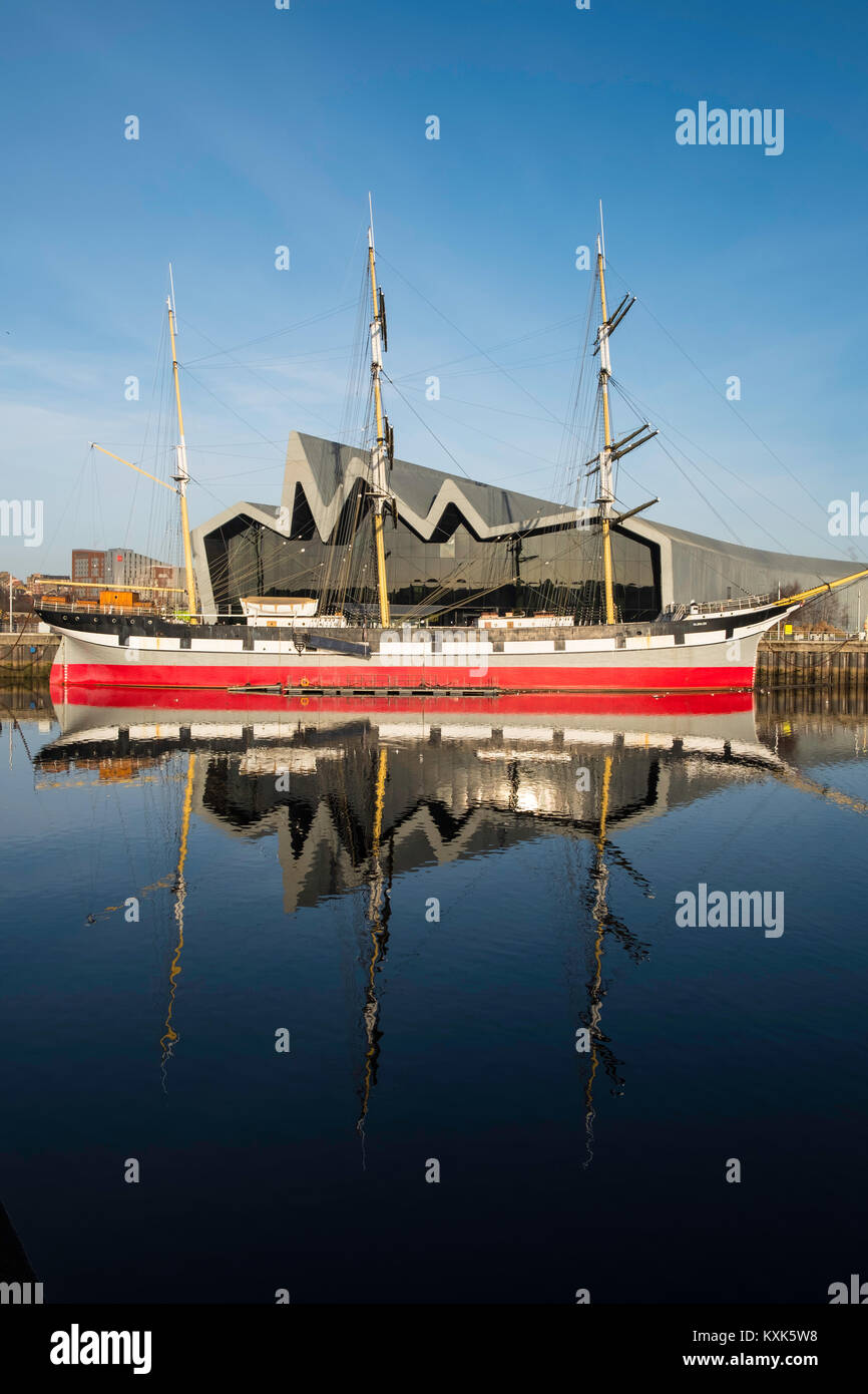 Avis de musée au bord de la rivière Clyde à côté d'accueil Musée des Transports de Glasgow avec Glenlee navire amarré en face à Glasgow, Royaume-Uni Banque D'Images