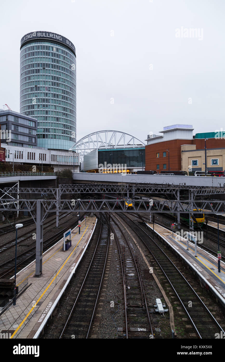 Donnant sur les lignes de chemin de fer qui mènent à la gare de Birmingham New Street en direction de la Rotonde de l'édifice classé Grade 2. Banque D'Images