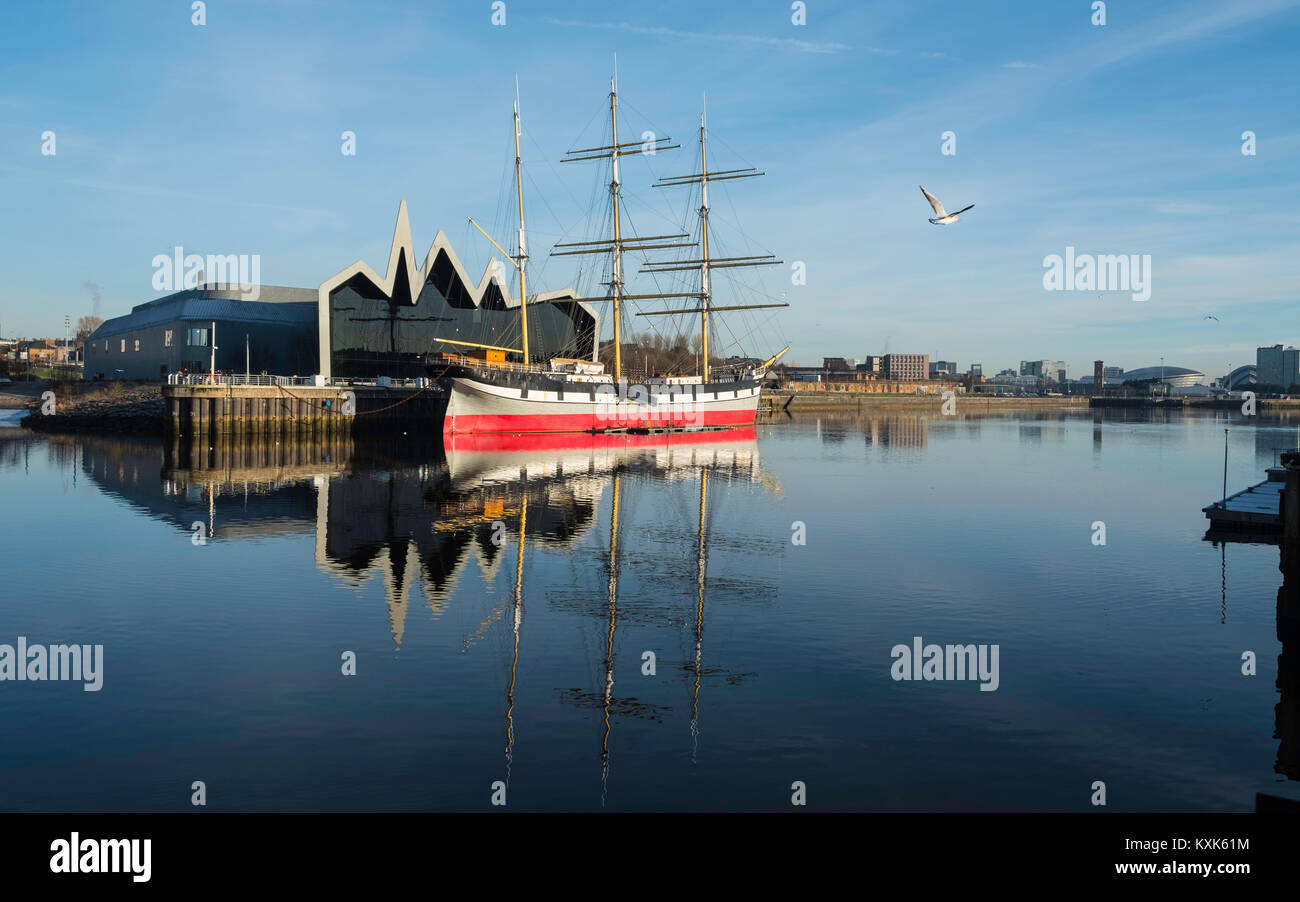 Avis de musée au bord de la rivière Clyde à côté d'accueil Musée des Transports de Glasgow avec Glenlee navire amarré en face à Glasgow, Royaume-Uni Banque D'Images