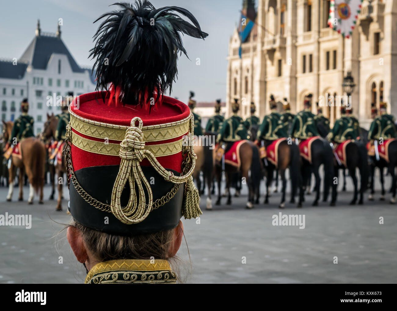 Chapeau militaire traditionnelle Hussar libre. Contexte Avec la ligne de  cavalerie hussard sur les chevaux,défilé militaire à Budapest, Hongrie, 15  mars Photo Stock - Alamy