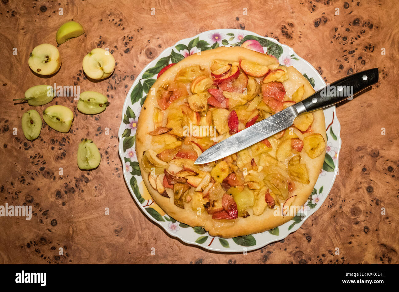 Close-up de tarte aux pommes avec couteau de cuisine servi dans la plaque sur la table Banque D'Images