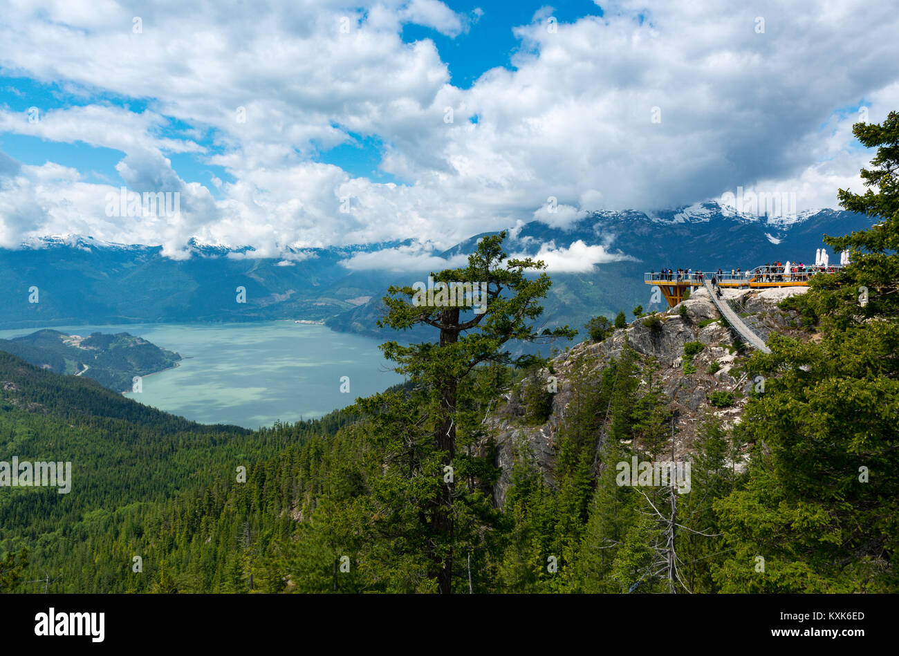 Vue panoramique sur la perspective de montagnes côtières de la Colombie-Britannique et la baie Howe avec sky pilot sunspension pont et pont d'observation à l'avant-plan Banque D'Images