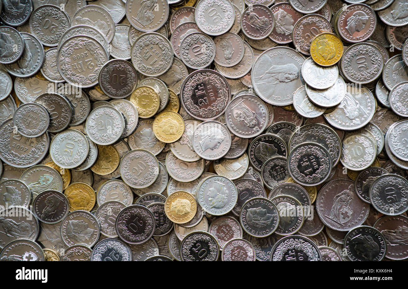 Vue en gros tas d'argent et pièces de monnaie en francs or Banque D'Images