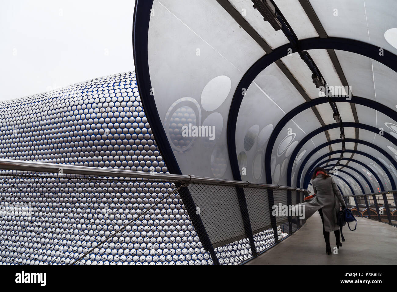Une femme se précipite dans l'allée en suspension dans l'emblématique bâtiment Selfridges au coeur du centre ville de Birmingham. Le bâtiment, qui fait partie Banque D'Images