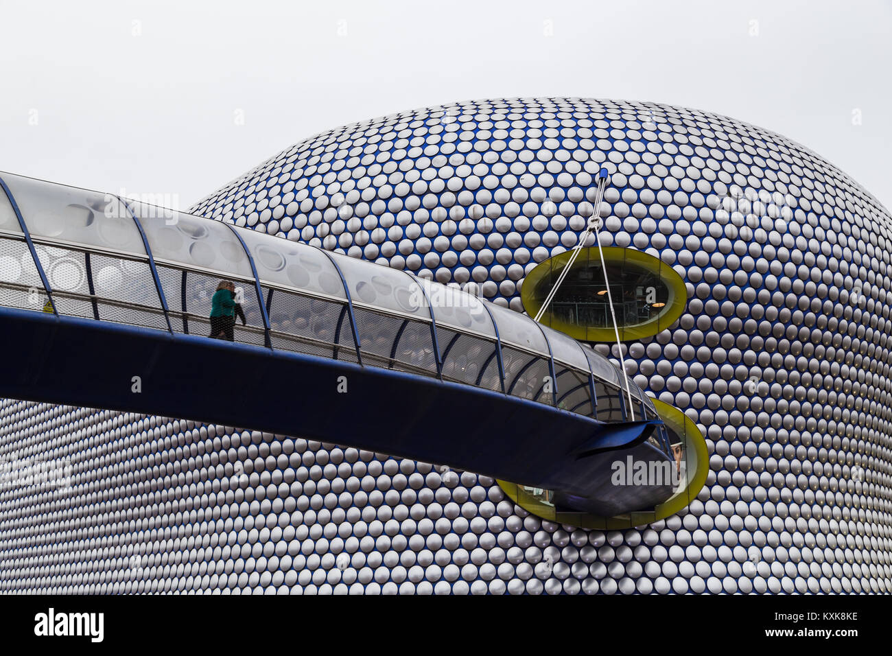 Un couple d'âge moyen à pied sur la passerelle La passerelle qui mène au Selfridges bâtiment au cœur du centre-ville de Birmingham. Le construire Banque D'Images