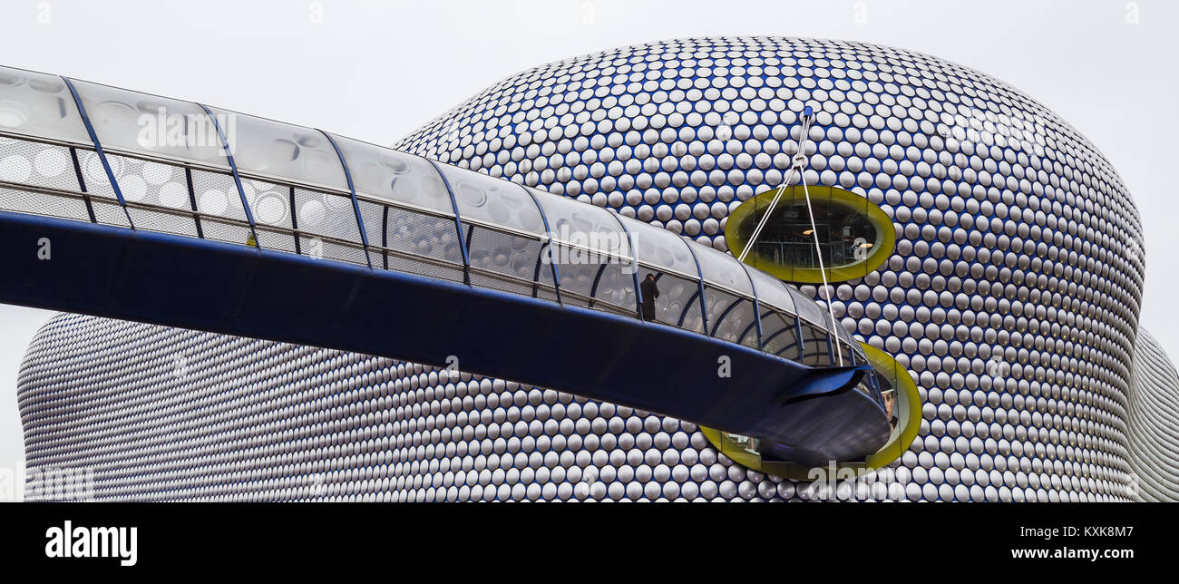 Un homme marche le long de la passerelle vers l'emblématique Selfridges bâtiment au cœur du centre-ville de Birmingham. Le bâtiment, qui fait partie de Banque D'Images