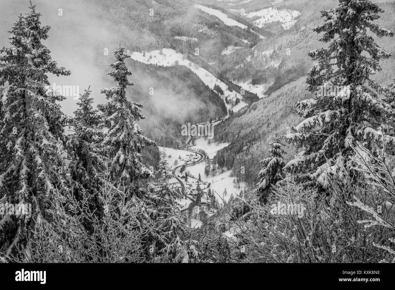 Photo noir et blanc de la 'vallée Wiesental" tiré du "Feldberg' sur un gel froid matin d'hiver. Les nuages disparaissent après un hea Banque D'Images