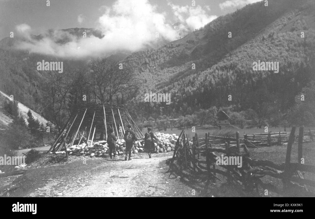 Le terme apnenica fait référence à un four à chaux traditionnel utilisé pour brûler le calcaire pour produire de la chaux vive en Slovénie, avec des exemples documentés autour de Slovenska Bistrica et de la région environnante reflétant l'art historique de brûler la chaux dans le pays. Banque D'Images