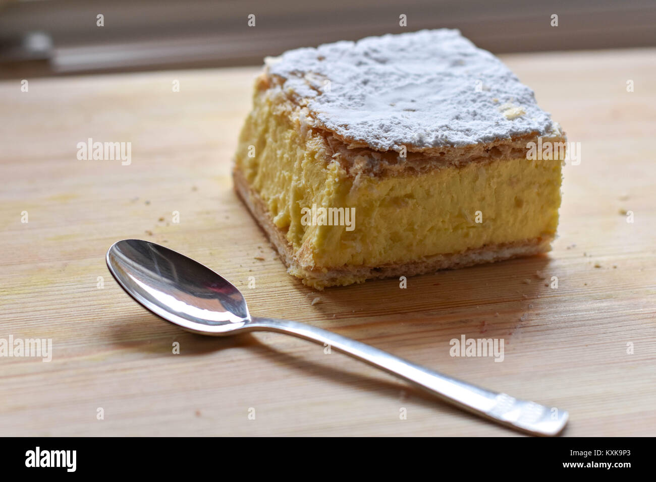 Sweet cream pie (Krempita) tranche sur un fond de bois Banque D'Images