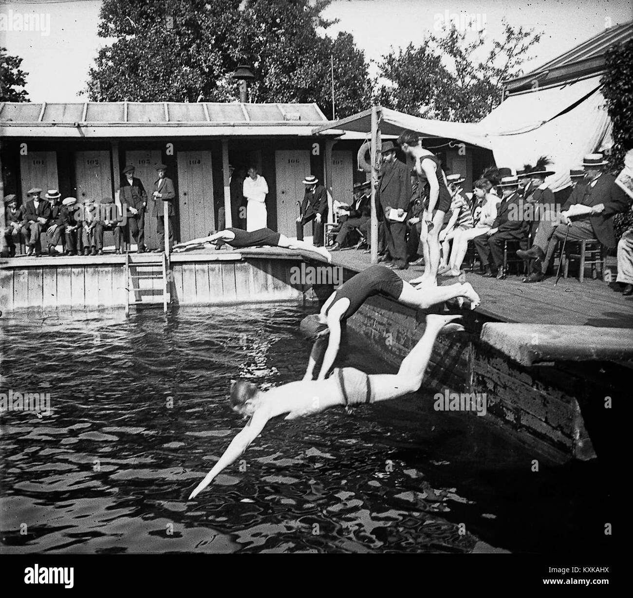 Cette photographie de 1915 montre la piscine d'Amiens, France, lors d'une course de 200 mètres. Il capture l'esprit de compétition des épreuves de natation du début du XXe siècle. Banque D'Images