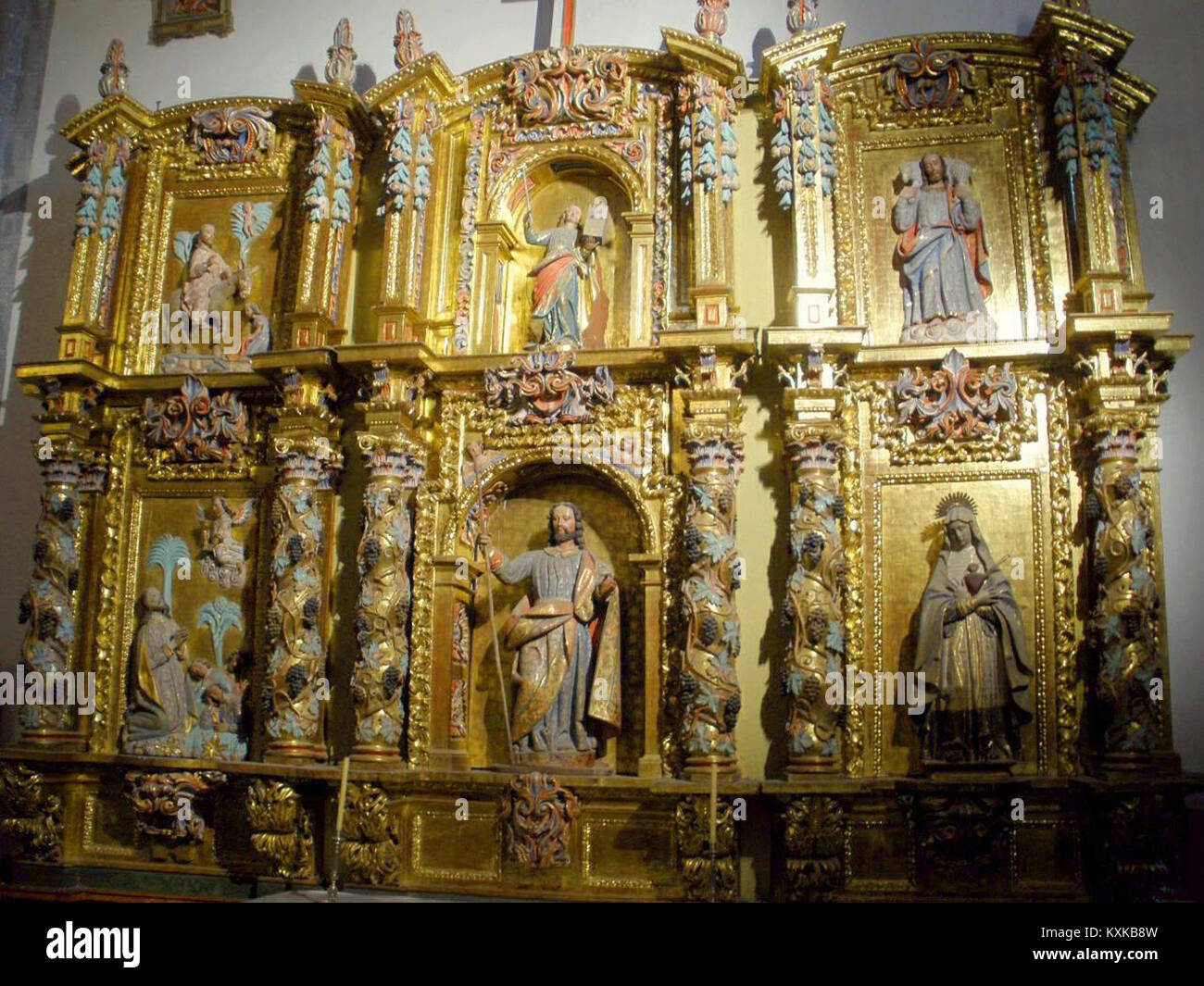 Intérieur du Santuario de Nuestra Señora de la Encina à Arceniega, Espagne, mettant en valeur le retablo de San José, un retable religieux présentant des éléments artistiques baroques. Banque D'Images
