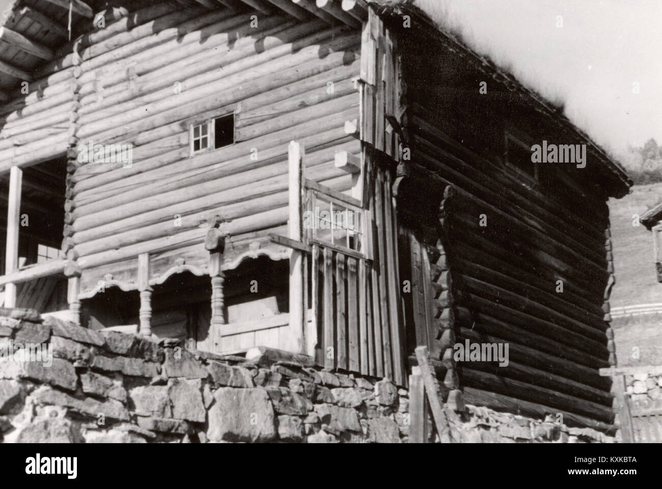 Cette photographie capture le village de Bjørnstad à Oppland, en Norvège, connu pour son architecture traditionnelle en bois et son style de vie rural. L'image contribue à la documentation du patrimoine national et des communautés rurales de la Norvège. Banque D'Images