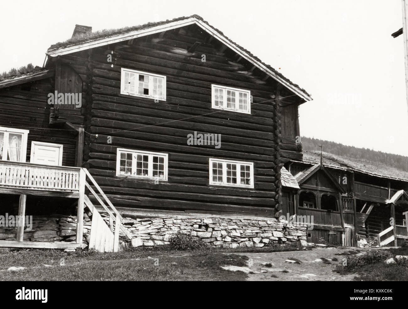 Cette image montre le village de Bjølstad à Oppland, Norvège, documenté par la Direction norvégienne du patrimoine culturel. Il offre un aperçu de l'histoire rurale de la région. Banque D'Images