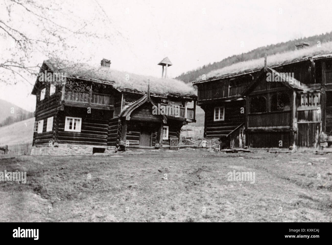 Le site de Bjølstad à Oppland, en Norvège, est un monument culturel et historique documenté par la Direction norvégienne du patrimoine culturel (Riksantikvaren). Il préserve l'architecture rurale traditionnelle et le patrimoine local. Banque D'Images