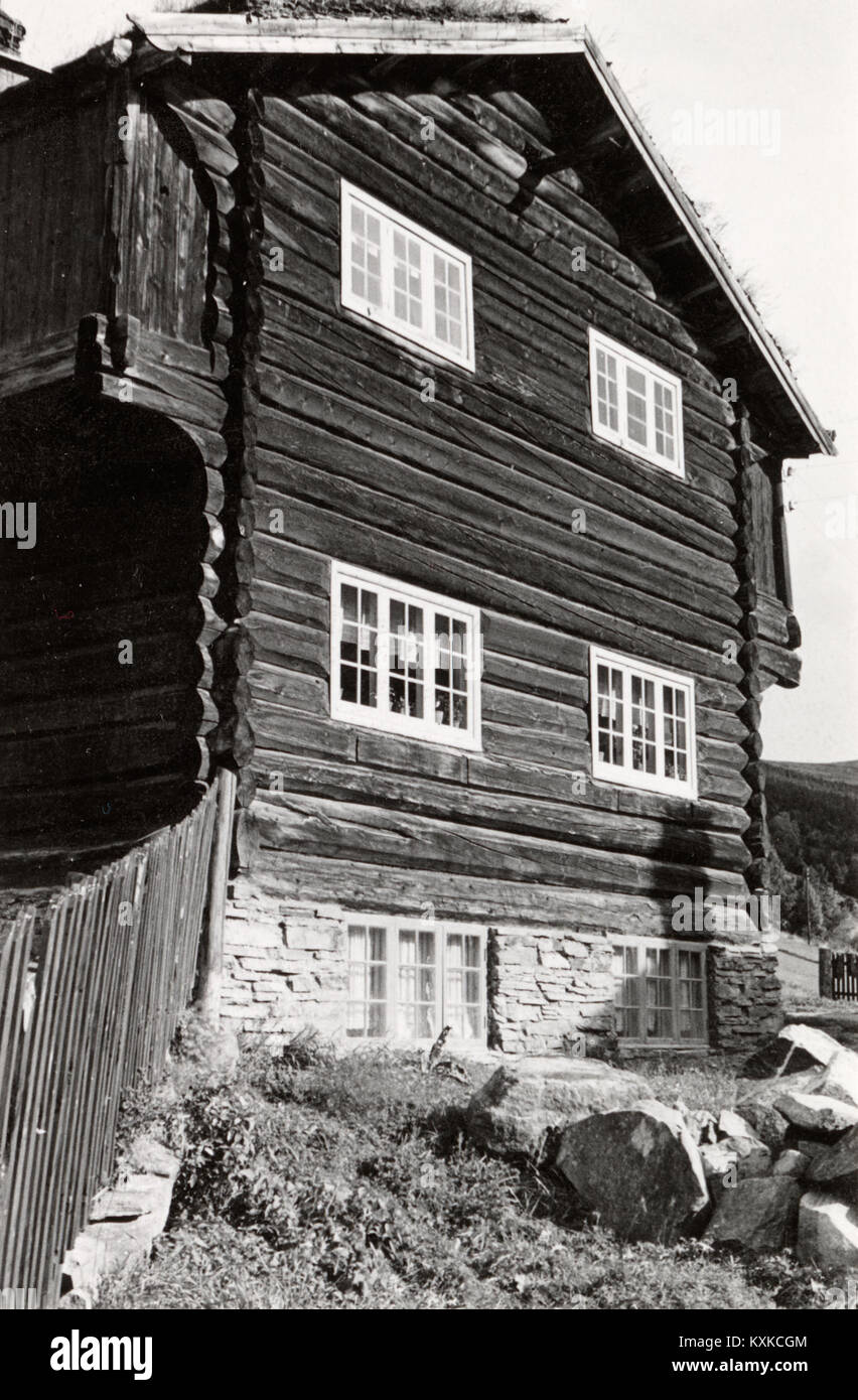 Photographie historique de Bjølstad dans le comté d'Oppland, en Norvège, représentant la vie rurale et les paysages naturels du début du XXe siècle. L'image illustre l'architecture traditionnelle de la campagne norvégienne et son environnement agricole. Banque D'Images