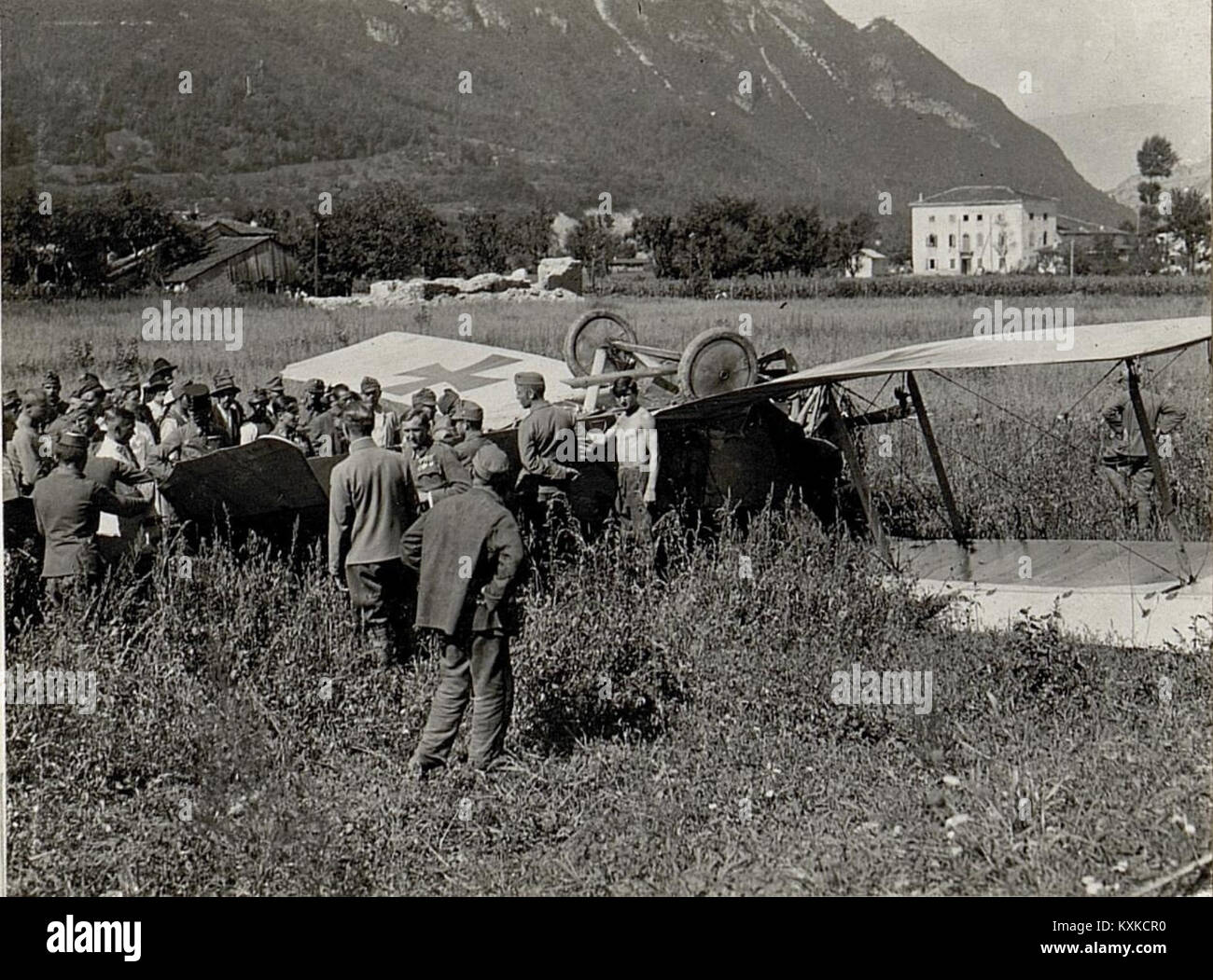 Cette photographie représente un avion qui s'est écrasé pendant l'atterrissage, capturant l'avion endommagé et l'environnement environnant, illustrant des accidents d'aviation. Banque D'Images