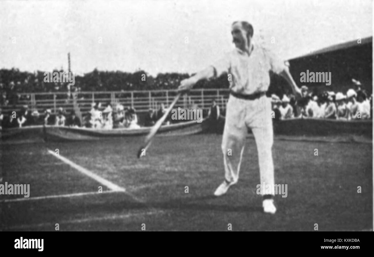 Cette image d’Arthur Gore au Championnat de Wimbledon 1901 montre l’athlète en action ou pose lors d’un tournoi majeur, illustrant le tennis compétitif du début du XXe siècle et le rôle de Gore dans l’histoire du sport. Banque D'Images