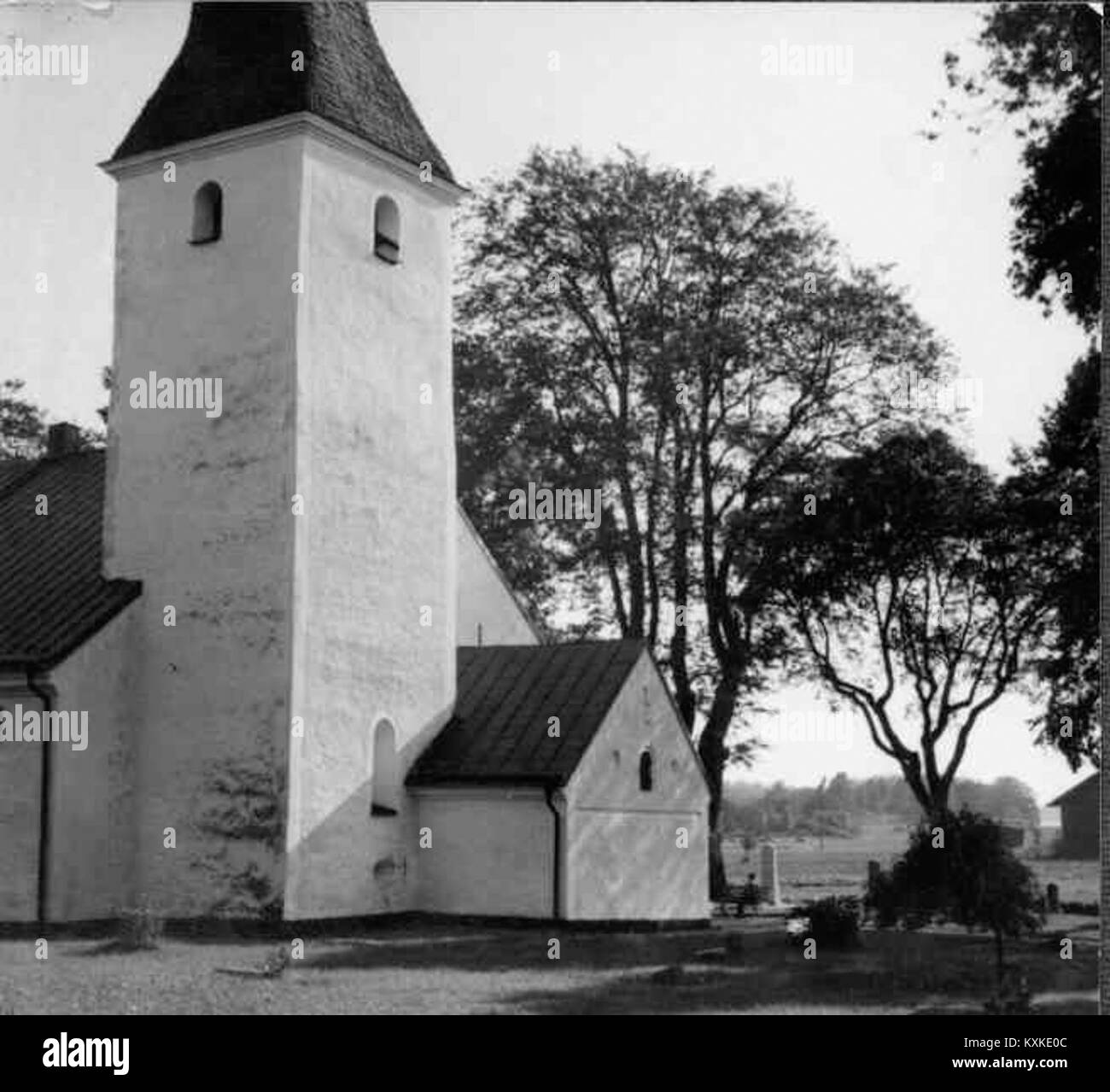 Cette image montre l'intérieur de l'église de Aspö sur l'île de Aspö, en Suède, mettant en évidence les autels, nef, vitraux, et des artefacts religieux dans un cadre historique. Banque D'Images