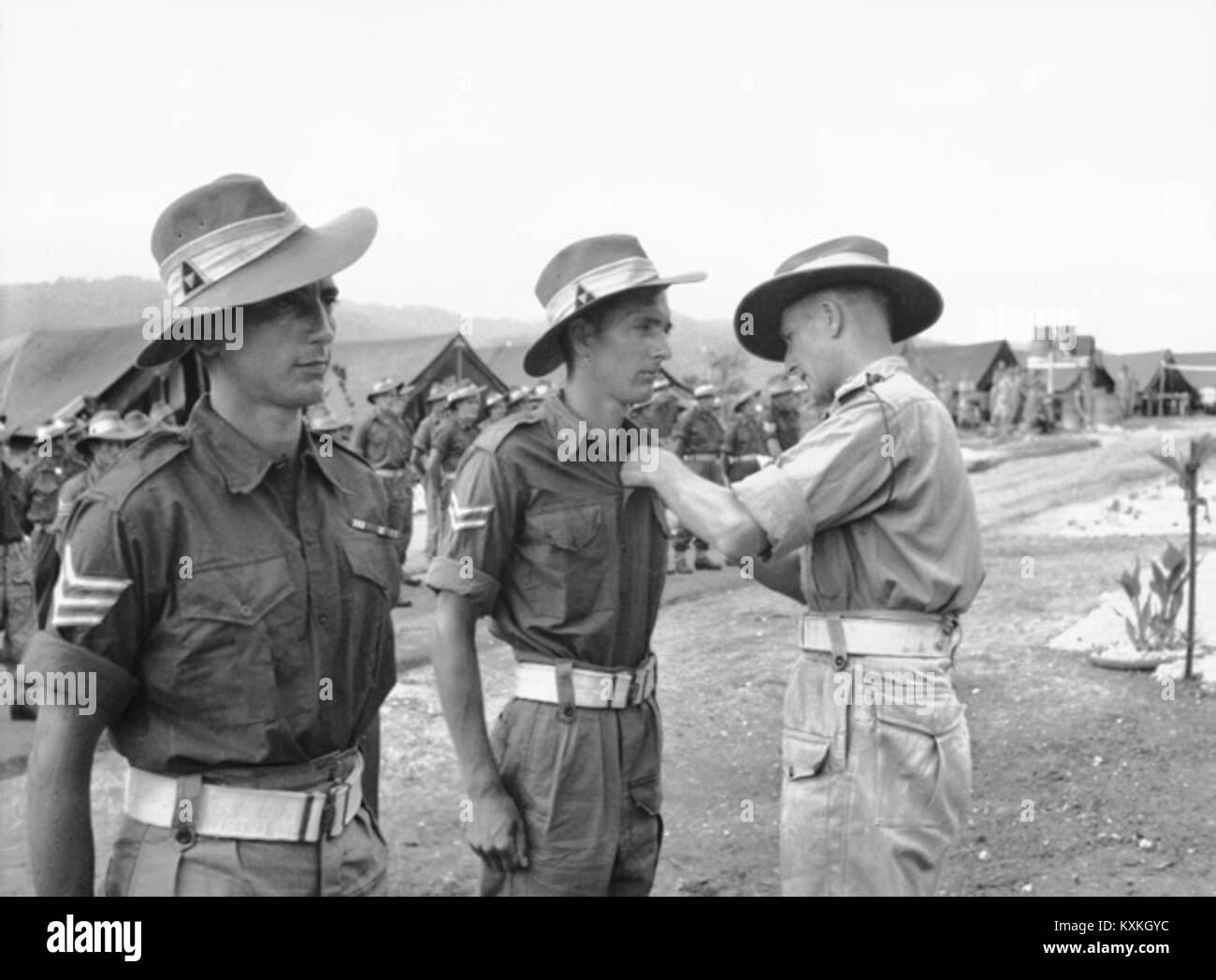 Photographie de la parade australienne du 2e au 3e bataillon de mitrailleuses en octobre 1945, documentant la formation militaire, l'exercice cérémoniel et l'organisation de l'armée après la seconde Guerre mondiale Banque D'Images