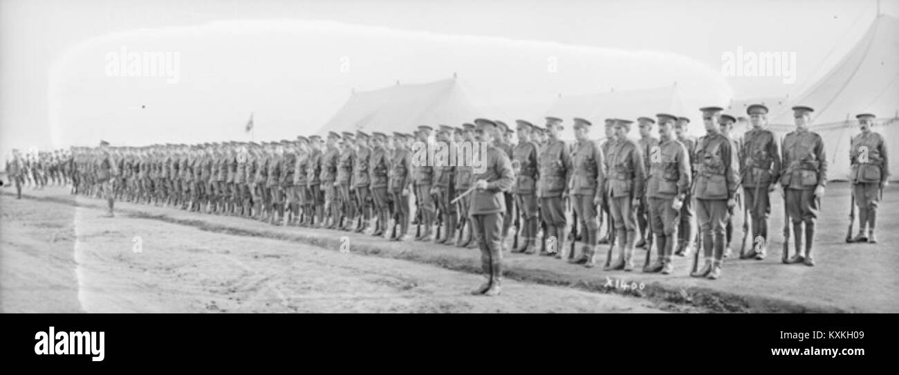 La photographie montre le 3e régiment australien de pionniers en défilé en 1916, l'une des unités de la Force impériale australienne levées pour des tâches d'ingénierie et de construction pendant la première Guerre mondiale. Banque D'Images