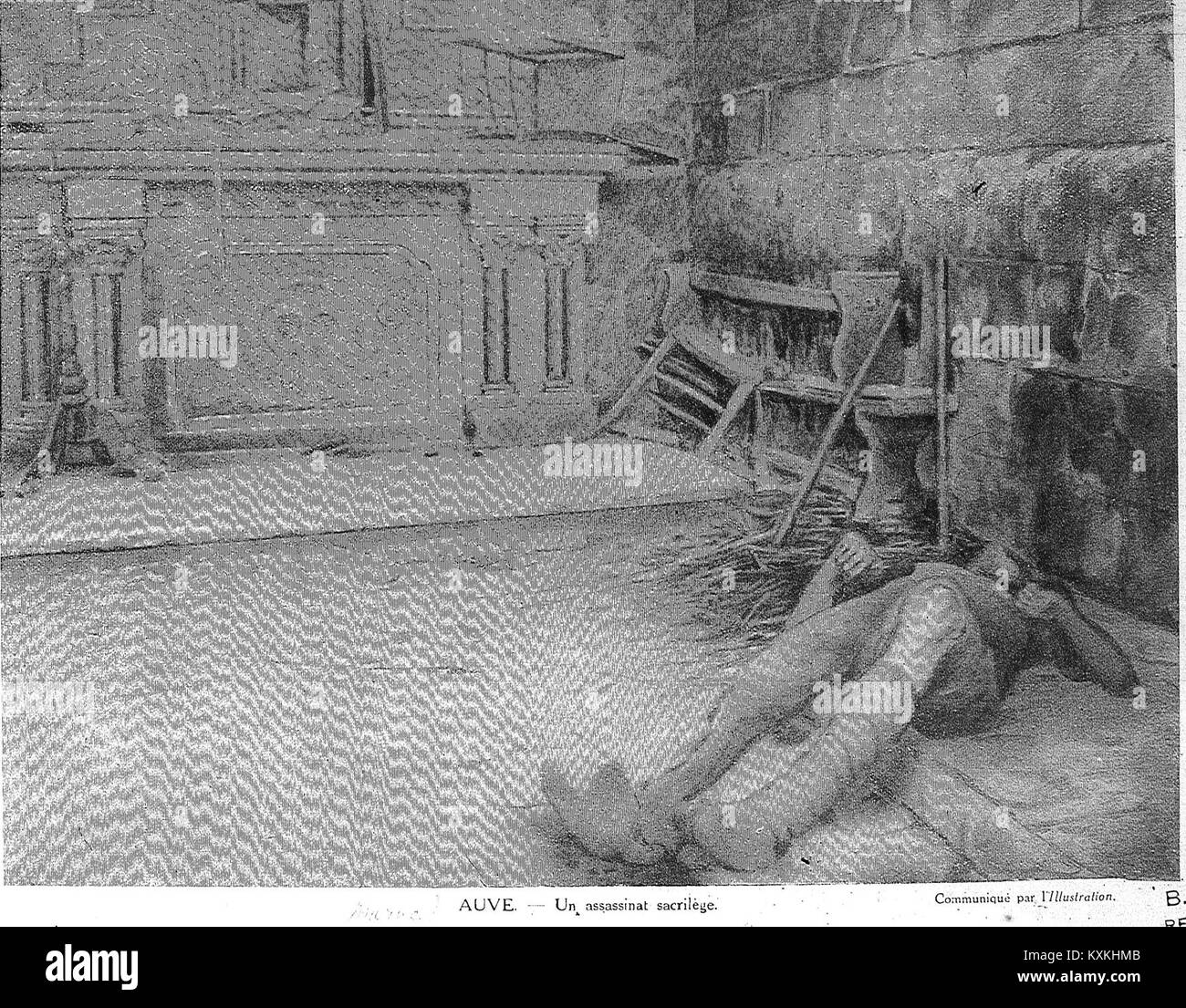 Cette photographie montre l'intérieur d'une église d'Auve, mettant en évidence des éléments architecturaux tels que la nef, l'autel et les vitraux, avec de la documentation pour les archives patrimoniales. Banque D'Images