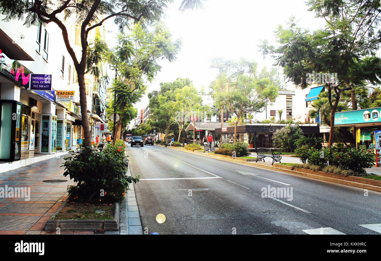 Avenida Ramón y Cajal est une rue principale de Fuengirola, Andalousie, Espagne, connue pour ses boutiques, son aménagement urbain, ses zones piétonnes et son importance culturelle dans la ville. Banque D'Images