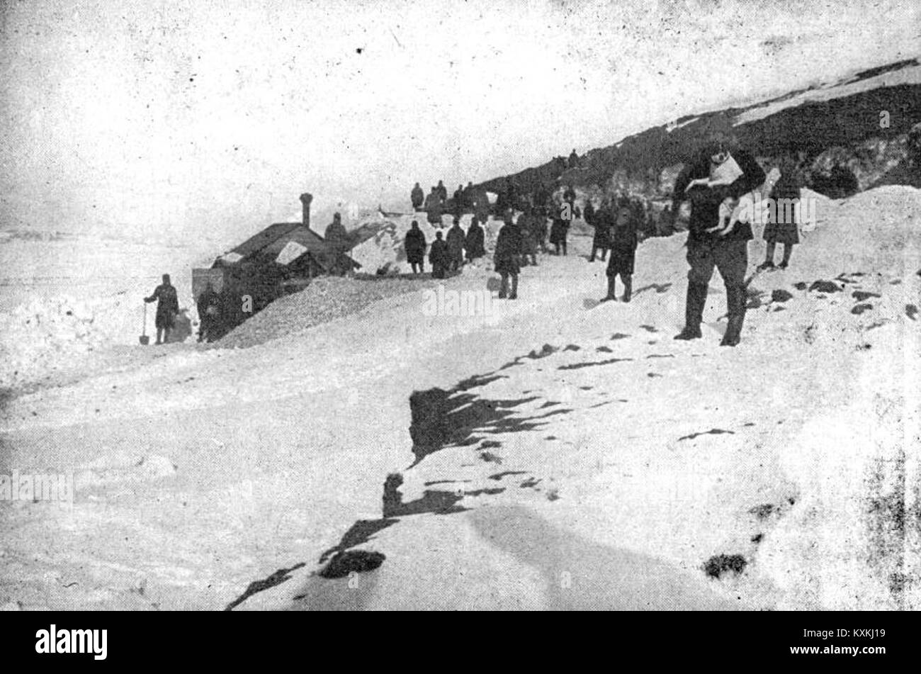 Photographie d'un poste militaire austro-hongrois dans les Alpes tyroliennes pendant la première Guerre mondiale, montrant un terrain enneigé, des fortifications et un emplacement stratégique dans des conditions montagneuses. Banque D'Images