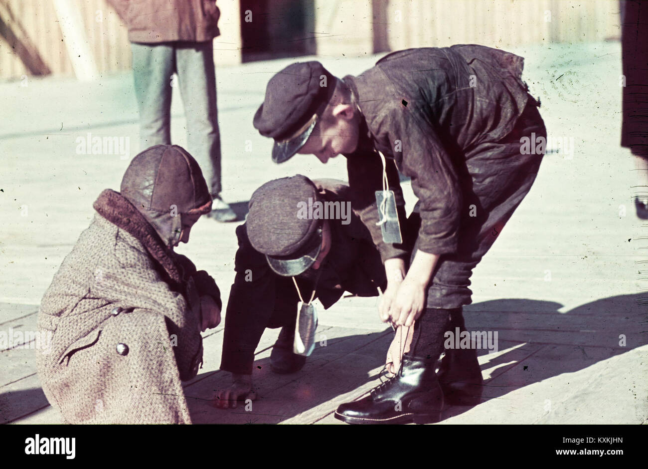 Cette photographie représente le camp temporaire pour les Allemands de souche évacués de Bessarabie, montrant des tentes, des installations et la vie quotidienne pendant la réinstallation. Banque D'Images