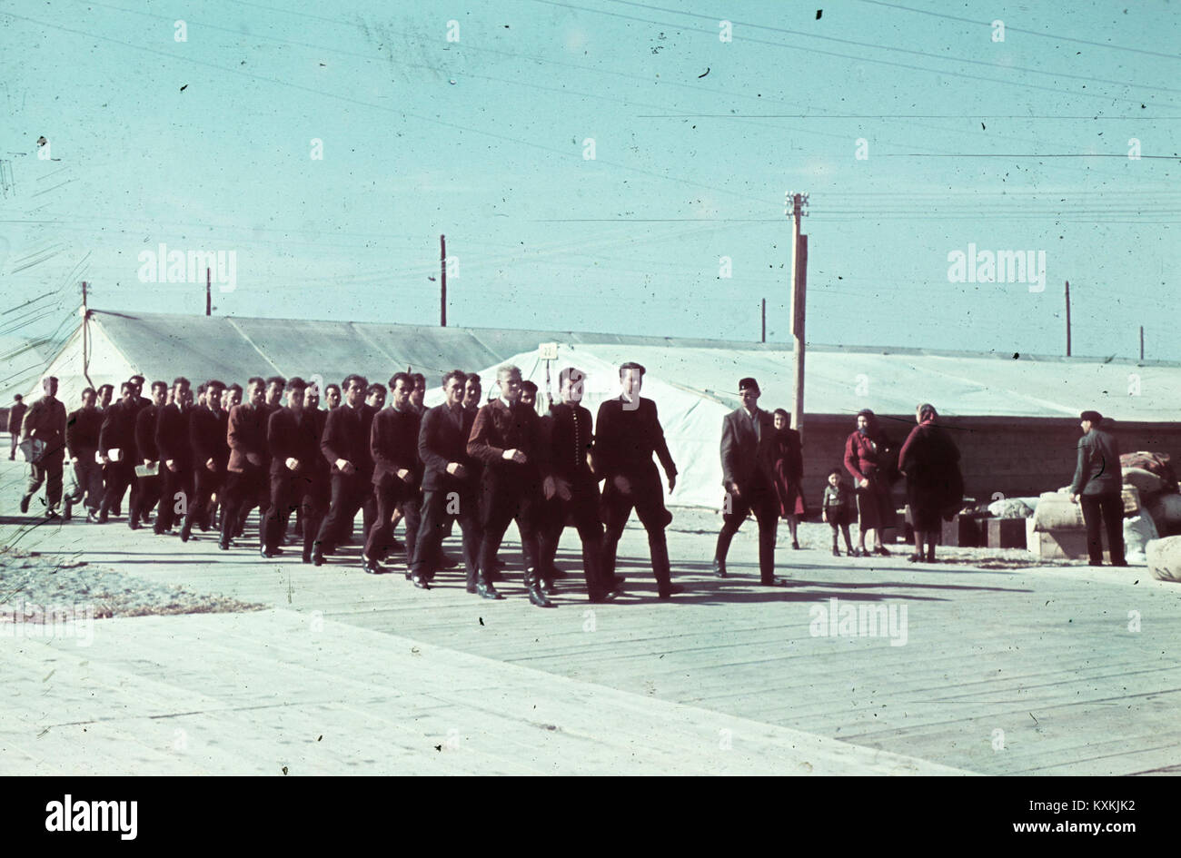 Camp temporaire pour les Allemands de souche sauvés de Bessarabie, documentant leurs conditions de vie et leur statut de réfugié pendant la réinstallation. Banque D'Images