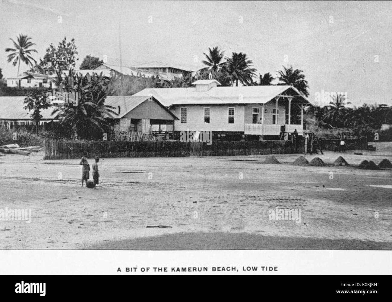 Cette photographie capture une vue de la plage de Kamerun à marée basse, mettant en valeur le paysage côtier et l'exposition des caractéristiques rocheuses de la plage à bas niveaux d'eau. Banque D'Images