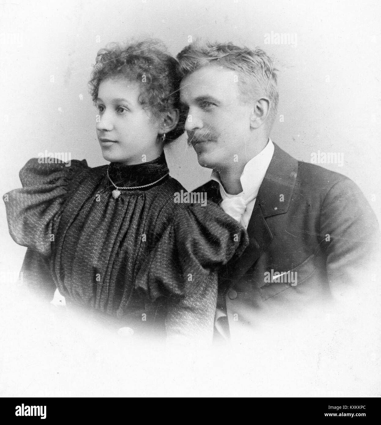 Une photographie hongroise de la fin du XIXe siècle qui capture la vie quotidienne, la mode et les conditions sociales des années 1890, donnant un aperçu du contexte historique et culturel du pays. Banque D'Images