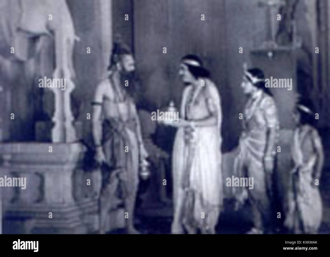 *Ayodhyecha Raja* est un film en langue marathie sorti en Inde en 1932 qui raconte l'histoire du roi Ayodhya. Le film reflète les caractéristiques culturelles et cinématographiques des débuts du cinéma indien, mettant en évidence des thèmes traditionnels et des récits historiques. Banque D'Images