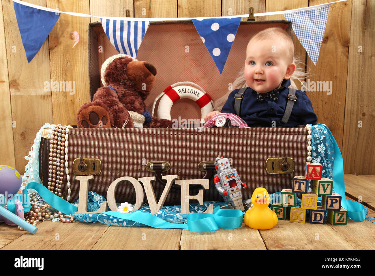 Baby Boy sitting in jouant avec des jouets, enfance heureuse Banque D'Images